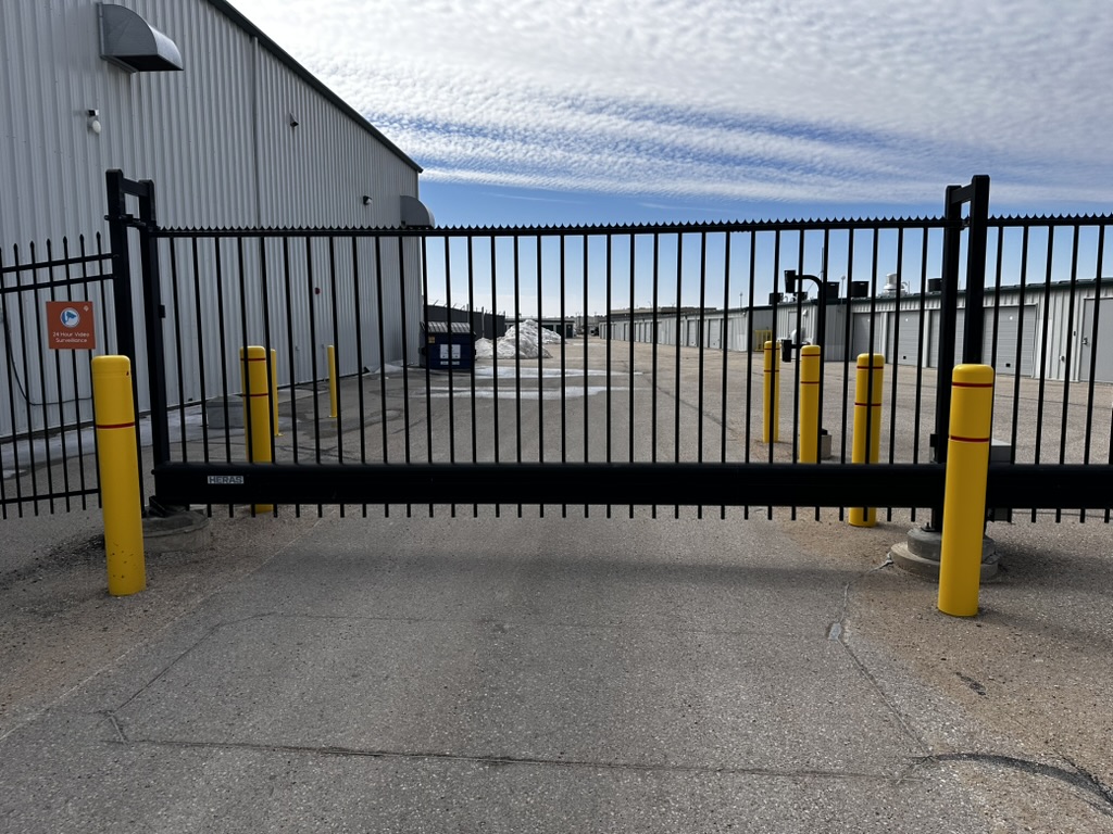 Commercial slide gate with bollards